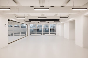 Licht en modern interieur van een lege kantoorruimte aan de Generaal Vetterstraat met zicht op grote ramen en plafondverlichting.